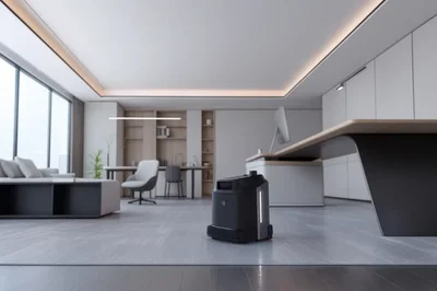 uClean Compact gulvvaskerobot i kontormiljø Norge - diskret rengjøring mellom skrivebord