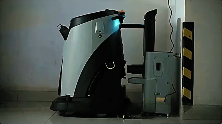 uClean Scrub O Pro med 3-i-1 Smart-Scrub funksjon som skrubber, feier og mopper gulv