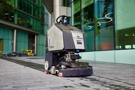 uClean Scrub 75 gulvvaskerobot i utendørsområder – effektiv rengjøring av fortau, ramper og inngangspartier