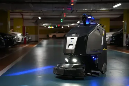 uClean Scrub 75 gulvvaskerobot i parkeringshus og underjordiske garasjer – effektiv rengjøring av kjørefelt, ramper og hjørner