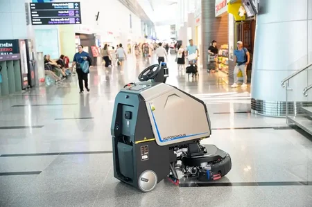 uClean Scrub 75 gulvvaskerobot i flyplass og terminal – profesjonell rengjøring av korridorer og gate-områder